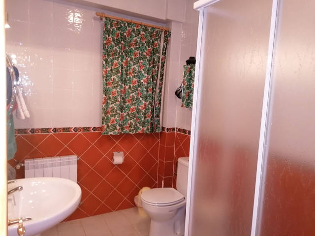 bathroom / cuarto de baño