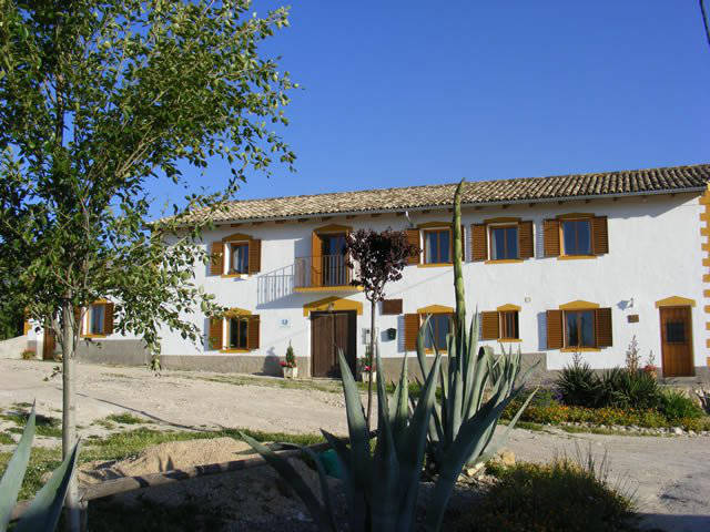 Front view of Los Abedules / Vista del exterior de Los Abedules