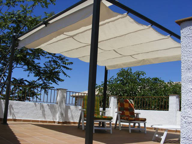 Shaded area on the terrace / Toldo en la terraza