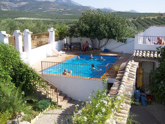 Guests enjoying the pool / Huépedes disfrutando de la piscina