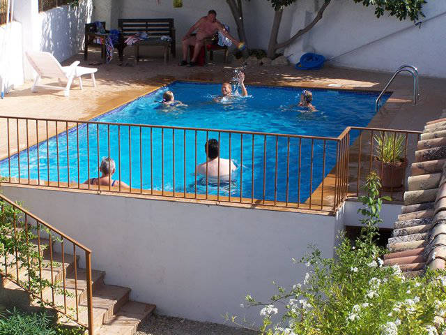 Taking advantage of the pool / Aprovechando de la piscina