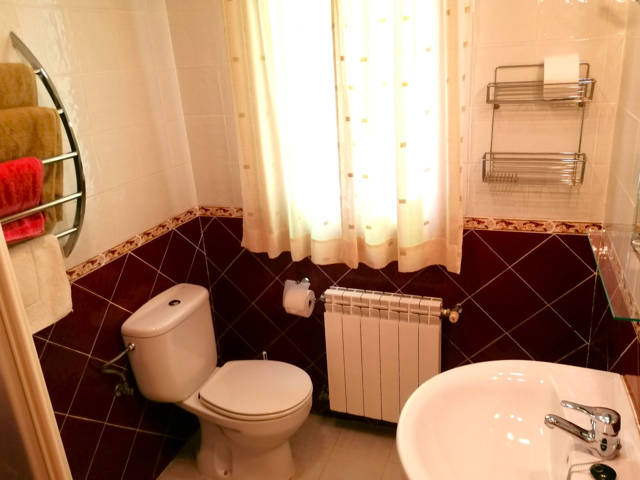 La Higuera bathroom en suite / La Higuera cuarto de baño en suite