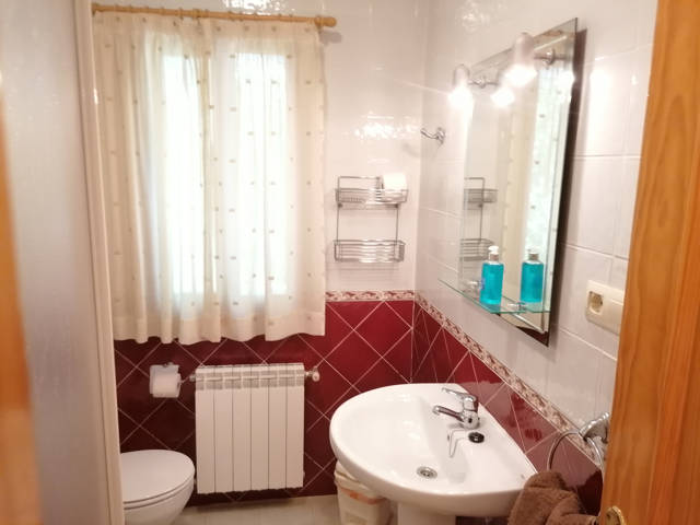 El Almendro bathroom en-suite / El Almendro cuarto de baño en suite