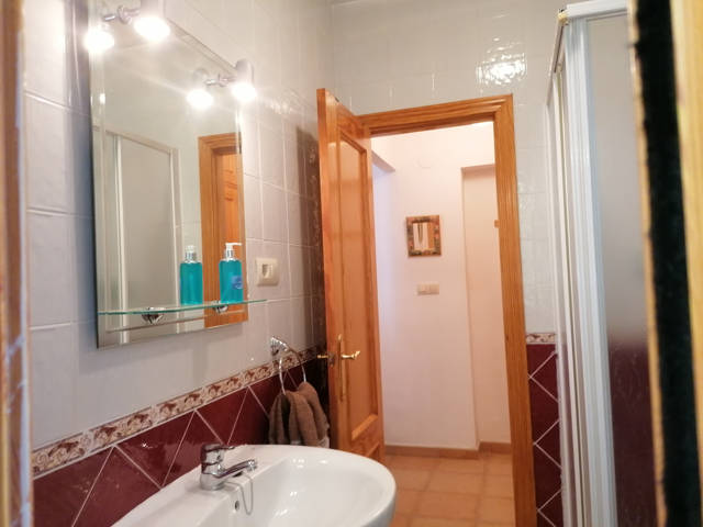 El Almendro bathroom en-suite / El Almendro cuarto de baño en suite