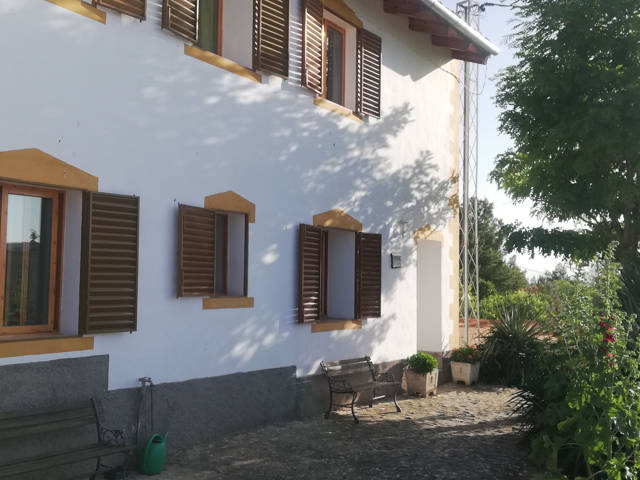 Front entrance to apartment La Higuera / Puerta principal al apartamento La Higuera