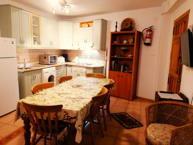 kitchen + dining area / cocina y comedor