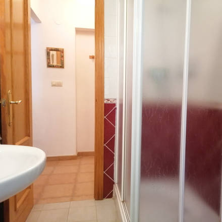 El Almendro bathroom en-suite / El Almendro cuarto de baño en suite