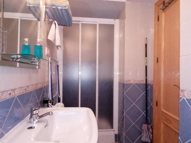 Bathroom / Cuarto de baño