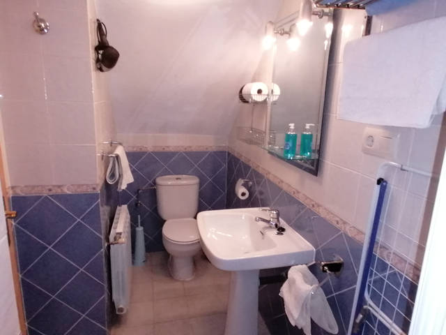 Bathroom / Cuarto de baño