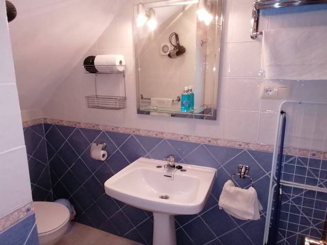 Bathroom / Cuarto de baño