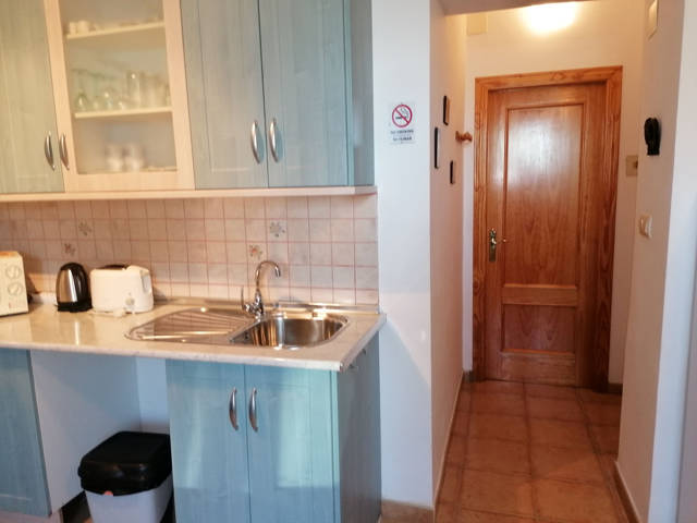 kitchen area doors / cocina y puerta